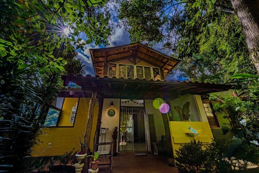 Casa amarela da pousada entre árvores