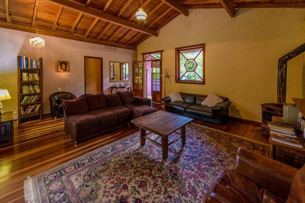 Sala comum com sofás, estante de livros e lareira
